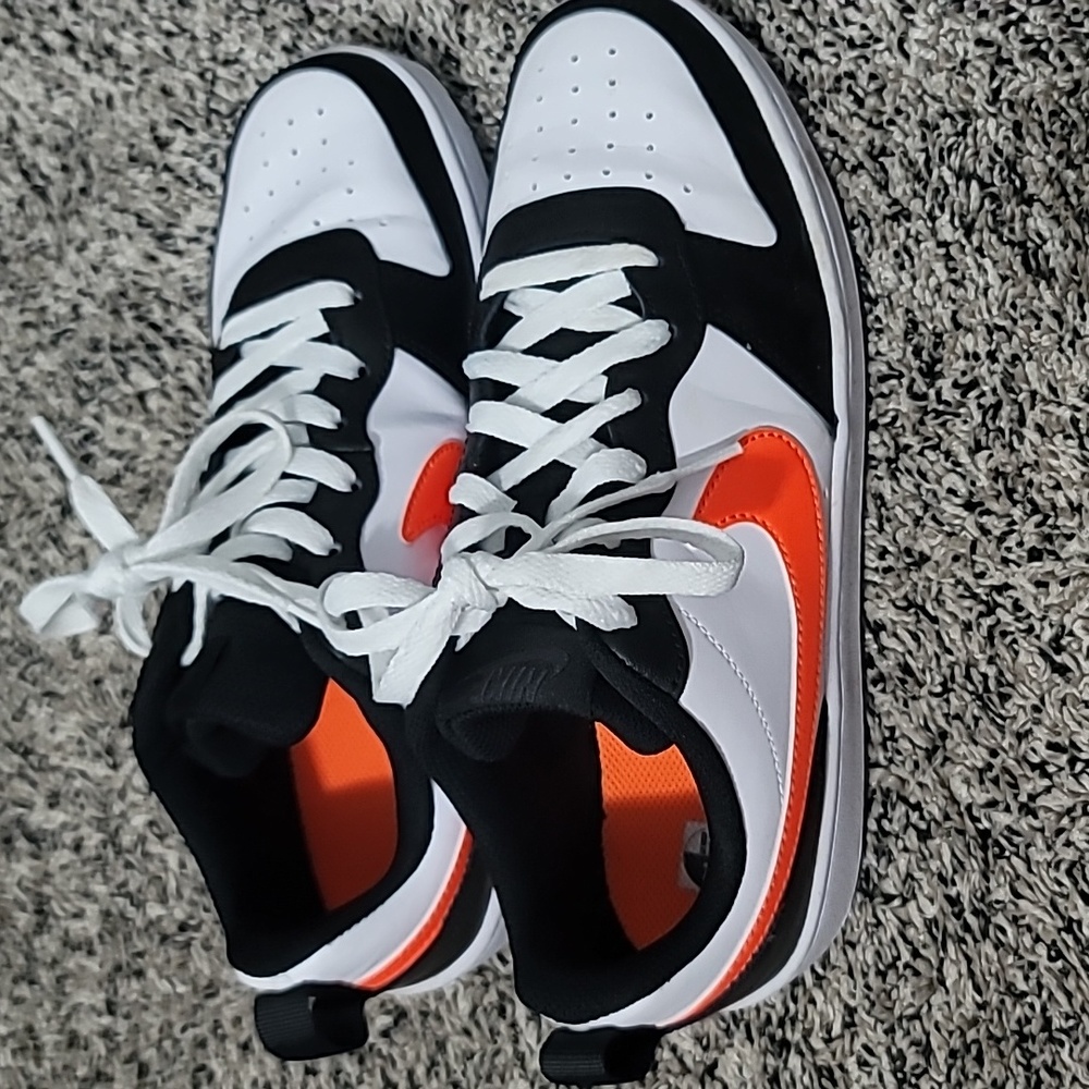 Nike shoes (8½ women)